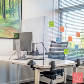 Mampara amb pinces per distanciament social a l'oficina