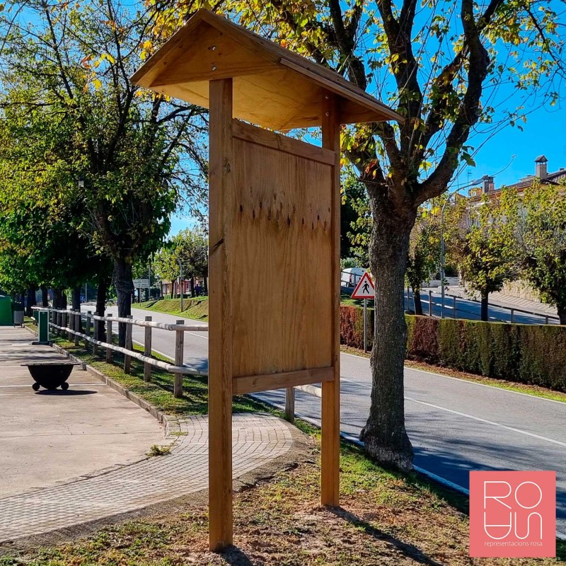 Cartellera de fusta amb teulada per indicació de camins
