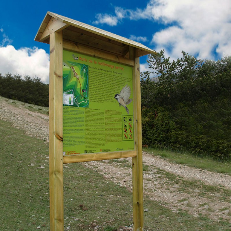 Cartellera de fusta amb teulada per indicació de camins