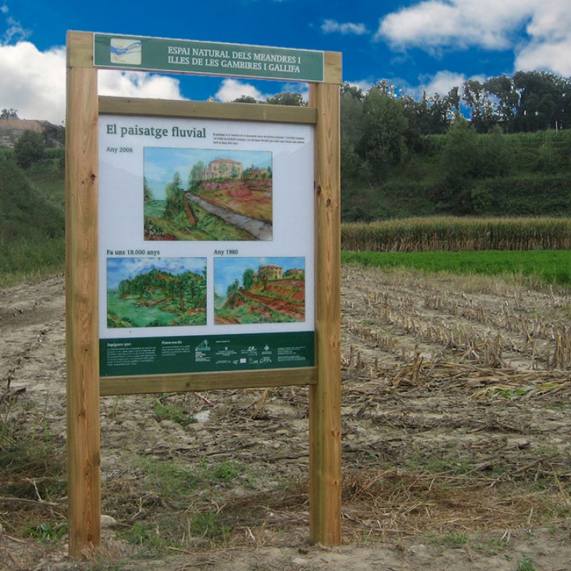 Cartellera de fusta amb rètol sense teulada
