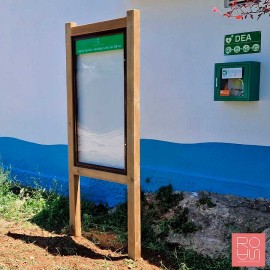 Cartellera d'informació de fusta amb vitrina i sense teulada