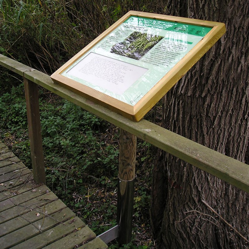 Faristol amb marc de fusta i lletres gravades en braille