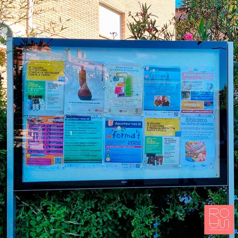 Vitrina  d'informació Edge amb gruix de 80 mm amb postes